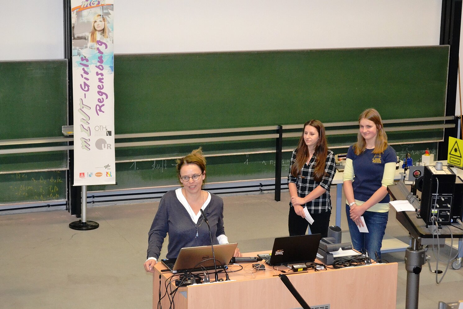 Die stellvertretende Frauenbeauftragte der OTH Regensburg, Prof. Dr. Susanne Nonnast mit den Moderatorinnen Franziska Bruckmann und Alina Kolb beim MINT-Girls-Auftakt 2016.