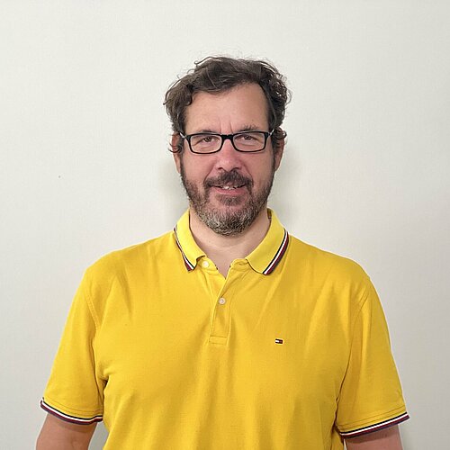 Professors der Fakultät Maschinenbau vor weißem Hintergrund