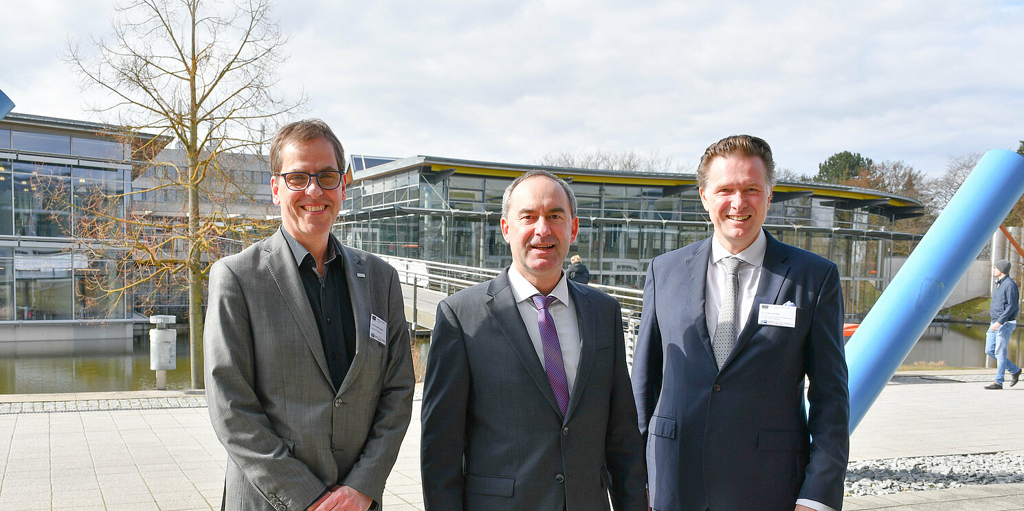 Bayerns Wirtschafts- und Energieminister Hubert Aiwanger (Mitte) und IHK-Hauptgeschäftsführer Dr. Jürgen Helmes (rechts) waren zu Gast beim 6. Regensburger Energiekongress, wo sie von OTH-Präsident begrüßt wurden. Foto: OTH Regensburg/Michael Hitzek