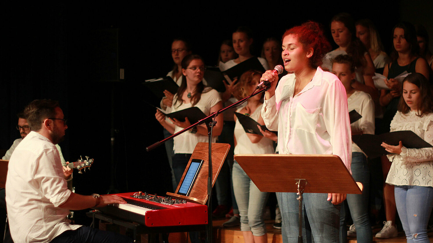 Der Chor präsentierte verschiedene Stücke samt Soli. Der Chor präsentierte verschiedene Stücke samt Soli.