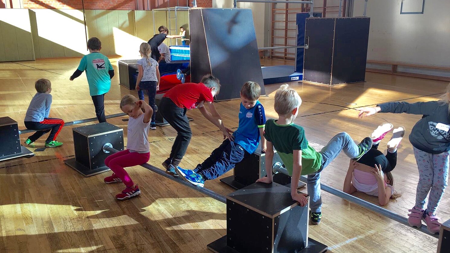 Geschickt über Hindernisse springen oder balancieren konnten die Kinder beim Parcour-Workshop, der ein Highlight während der Herbstferienbetreuung an der OTH Regensburg war.