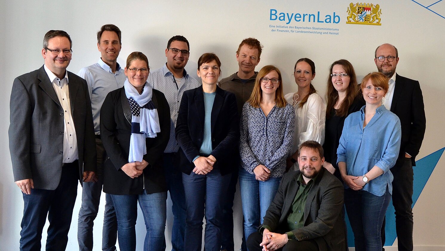 Von links: Walter Bayer (BayernLab Vilshofen), Christian Huth (Landesamt für Digitalisierung, Breitband und Vermessung), Simone Hösl (BayernLab Nabburg), Christian Preis, Karen Fisher (beide OTH Regensburg), Hartmut Friedl (BayernLab Neumarkt), Andrea Diepold (HS Landshut), Simone Lindlbauer (TH Deggendorf), Matthias Schöberl, Karina Schuller (beide OTH Amberg-Weiden), Verena Brandl (OTH Regensburg), Dr. Thomas Metten (Uni Passau).