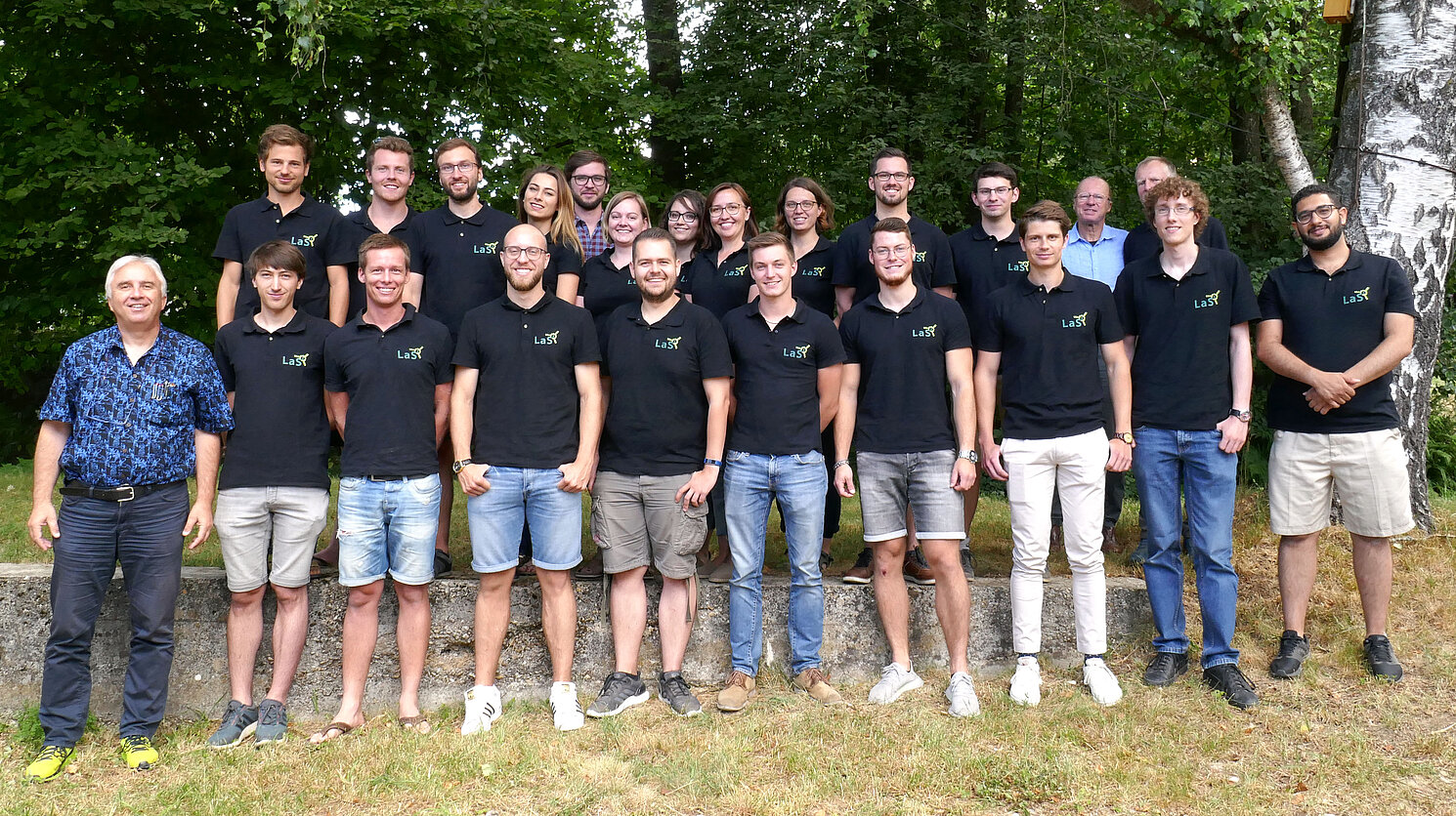 Prof. Dr. Jürgen Mottok (1. von links) mit dem Team des Software Engineering Laboratory of Safe and Secure Systems beim Forschercamp 2019, das alljährlich ein anderes Thema fokussiert.