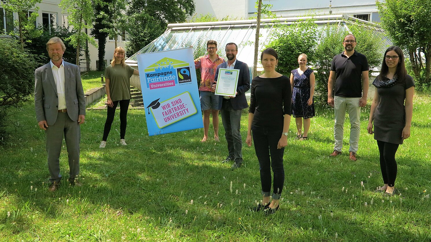 Prof. Dr. Wolfgang Baier, Präsident der OTH Regensburg (links), freut sich gemeinsam mit der Steuerungsgruppe Fairtrade über die Auszeichnung als Fairtrade-University (von links): Julia Poppe, Simon Schwarzmann, Kanzler Peter Endres, Alice Werther, Eva Denk, Dr. Alexander Flierl und Katharina Schryro.