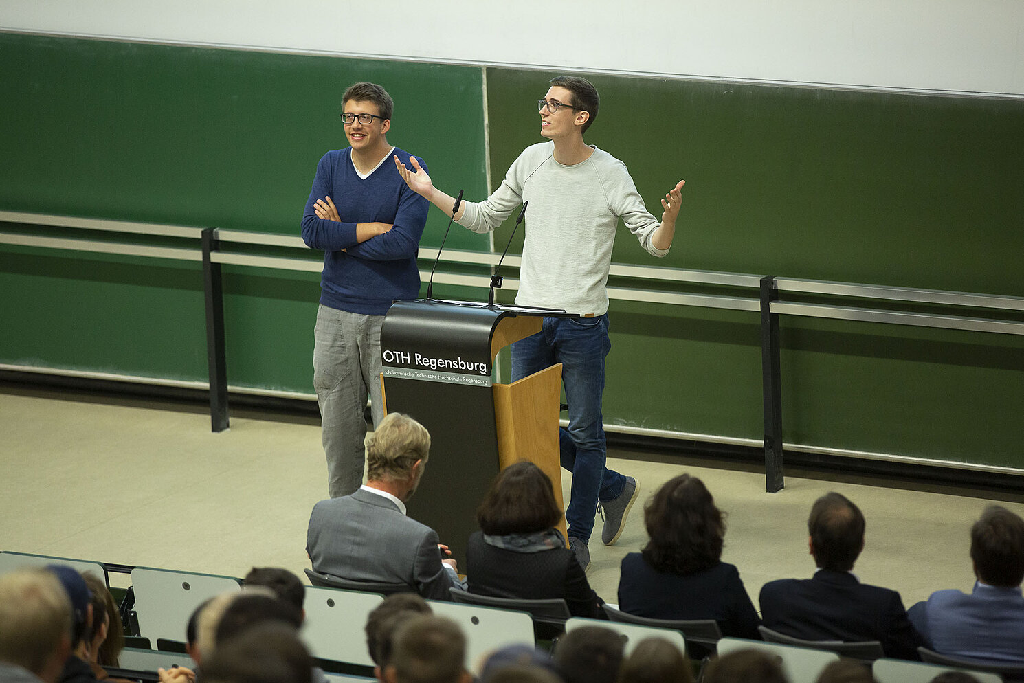 Die beiden Studierendenvertreter Simon Schwarzmann (links) und Liam McNeilly (rechts) riefen ihre neuen Kommilitoninnen und Kommilitonen dazu auf, sich in den Fachschaften und den studentischen Vereinen der OTH Regensburg zu engagieren.