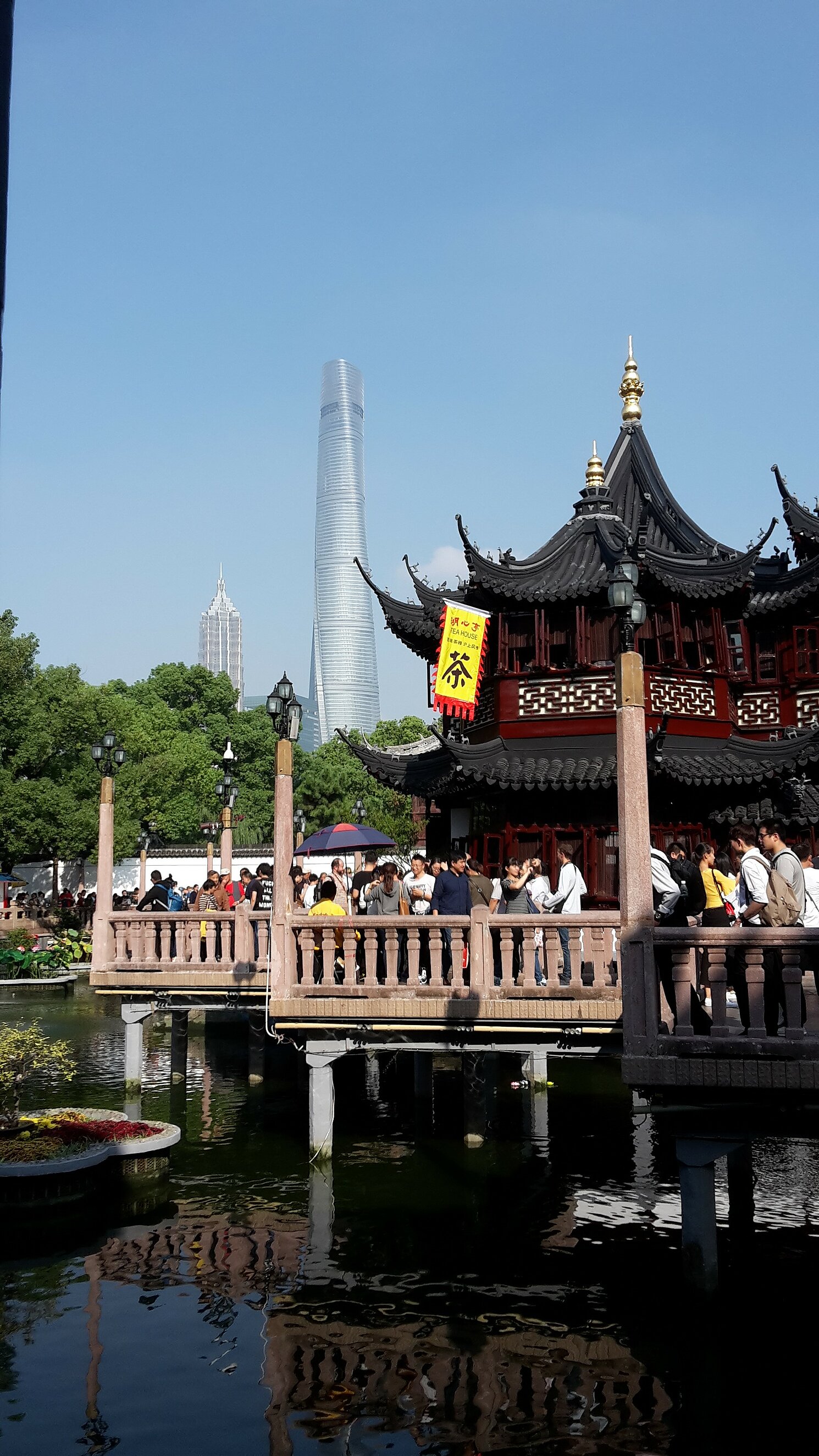 Teehaus und Jiuqu-Brücke in Yuyuan, einem klassischen Garten in Shanghai. Im Hintergrund der Shanghai Tower. Foto: Anja Tiede