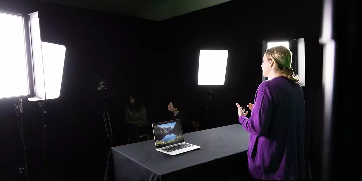 Prof. Dr. Ulrike Plach im Videostudio der OTH Regensburg bei einer Präsentation