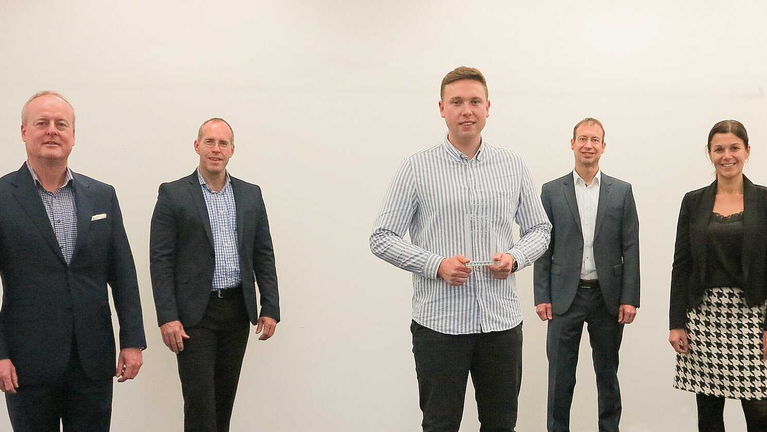 Dr. Bernd Waffler, Geschäftsführer der MTG Wirtschaftskanzlei, Prof. Dr. Thomas Liebetruth, Dekan der Fakultät Betriebswirtschaft, Prof. Dr. Jürgen Schöntag, Betreuer der Masterarbeit und MTG-Personalleitung Simone Six (v.l.) freuten sich mit Luis Grund (Mitte) über dessen Erfolg.