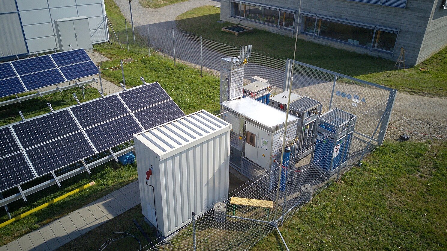 Für das Forschungsprojekt „ORBIT“ an der OTH Regensburg ist jetzt ein neuartiger Bioreaktor für einen Probebetrieb aufgestellt worden.