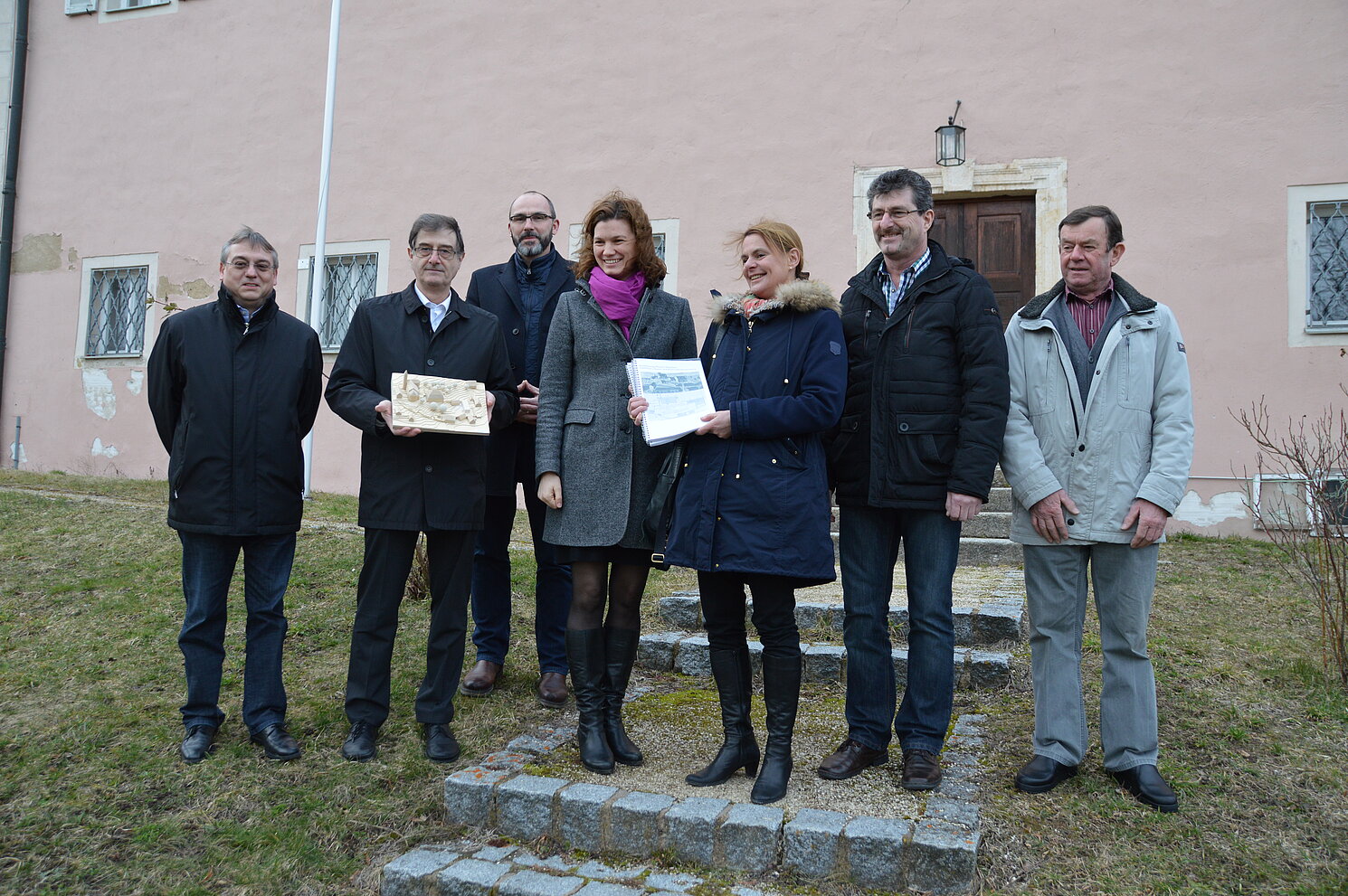 Landrätin Tanja Schweiger (4. von links) und Kulturreferent Dr. Thomas Feuerer (3. von links) ließen sich von Prof. Joachim Wienbreyer (2. von links) und Prof. Dr. Birgit Scheuerer das Ergebnis des Kooperationsprojekts zeigen. 