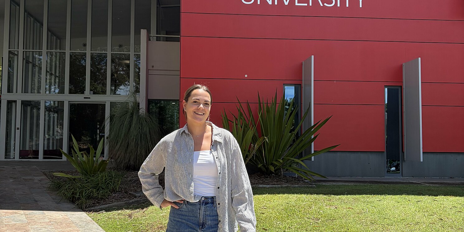 Nina Eifert steht vor der Griffith University