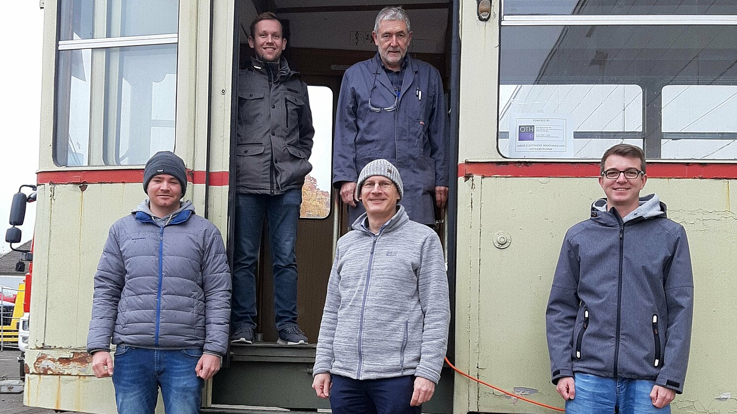 Vorne von links: Masterand Clemens Hauser, Prof. Dr. Bernhard Hopfensperger und Masterand Dominik Kemeter. Hinten von links: Laboringenieur Johannes Weiß und Labormeister Walter Stelzl.