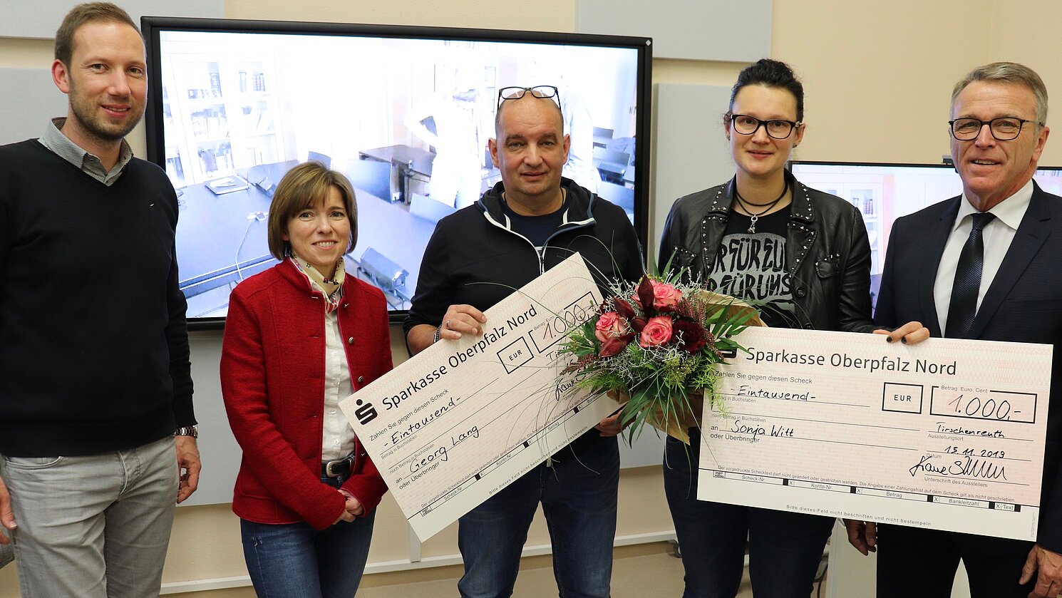 Tirschenreuth. Von links: Der städtische Studienbeauftragte Harald Eckstein und die Fakultätsreferentin für den berufsbegleitenden Bachelorstudiengang Soziale Arbeit Jana Faerber, die beiden Studierenden Sonja Witt und Georg Lang und der Erste Bürgermeister Franz Stahl.