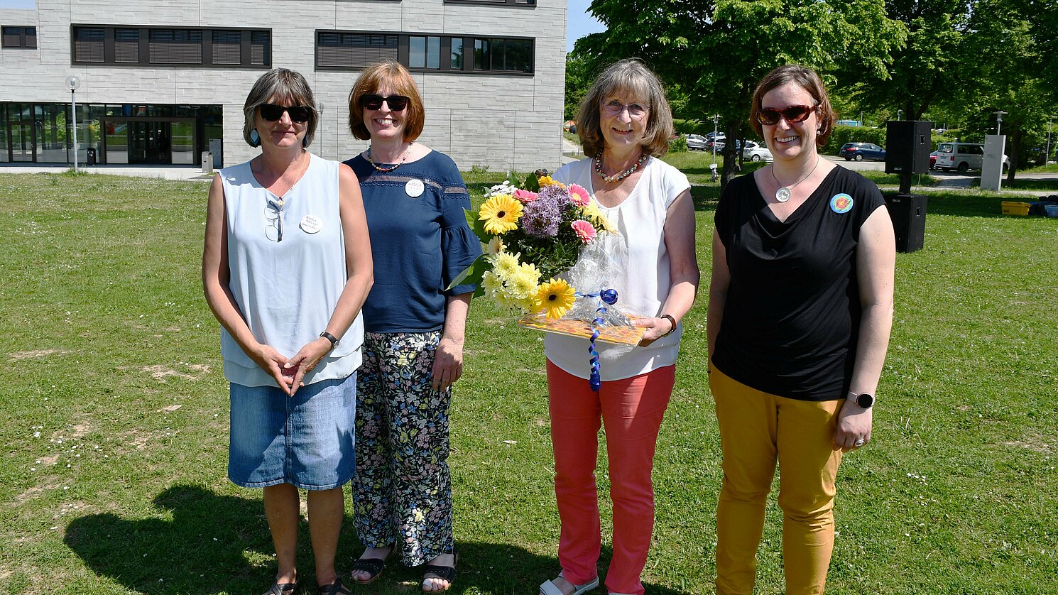 Prof. Dr. Christine Süß-Gebhard (2.v.re), frühere Vizepräsidentin und Frauenbeauftragte der OTH Regensburg, und Studienberaterin Andrea März-Bäuml (2.v.li.) haben das Familienbüro an der OTH Regensburg auf den Weg gebracht. Ihre Arbeit setzen nun Sozialpädagogin Katrin Liebl (re.) und Erzieherin Karolin Borlinghaus (li.) fort. Foto: OTH Regensburg/Michael Hitzek