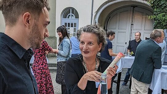 Jacqueline Heimgärtner (Rotary Club Millennium) lässt sich ein elektronisches Wurf-Spielzeug zeigen. Foto: Brigitte Kauer