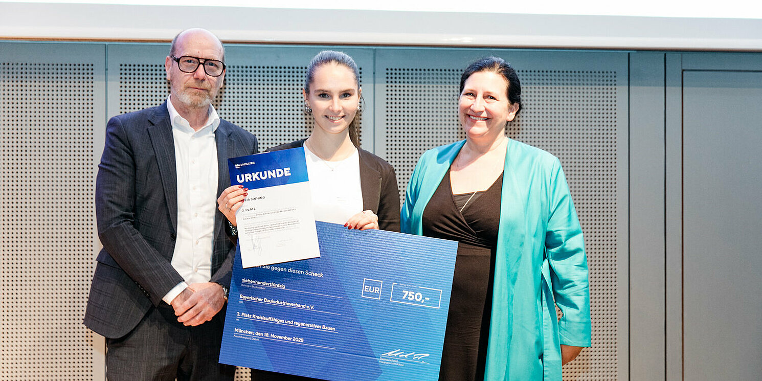 Julia Sinning (Mitte) belegte den 3. Platz in der Kategorie Kreislauffähiges und regeneratives Bauen. Foto: Daniel Schwaiger, Bayerischer Bauindustrieverband e.V.