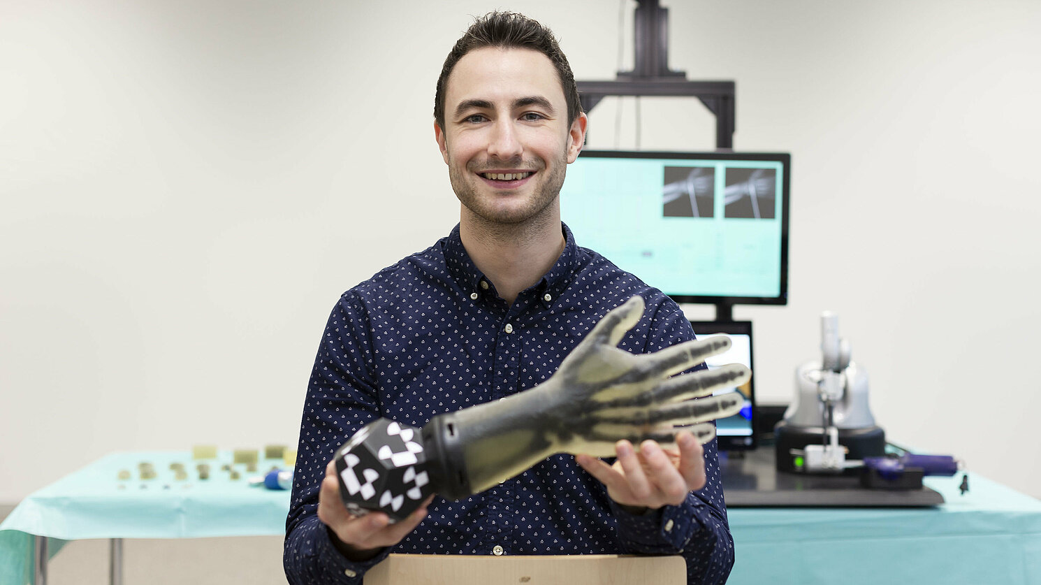 Der Preisträger des diesjährigen Biopark-Innovationspreises Johannes Maier und das Handphantom, das er entwickelt hat. 