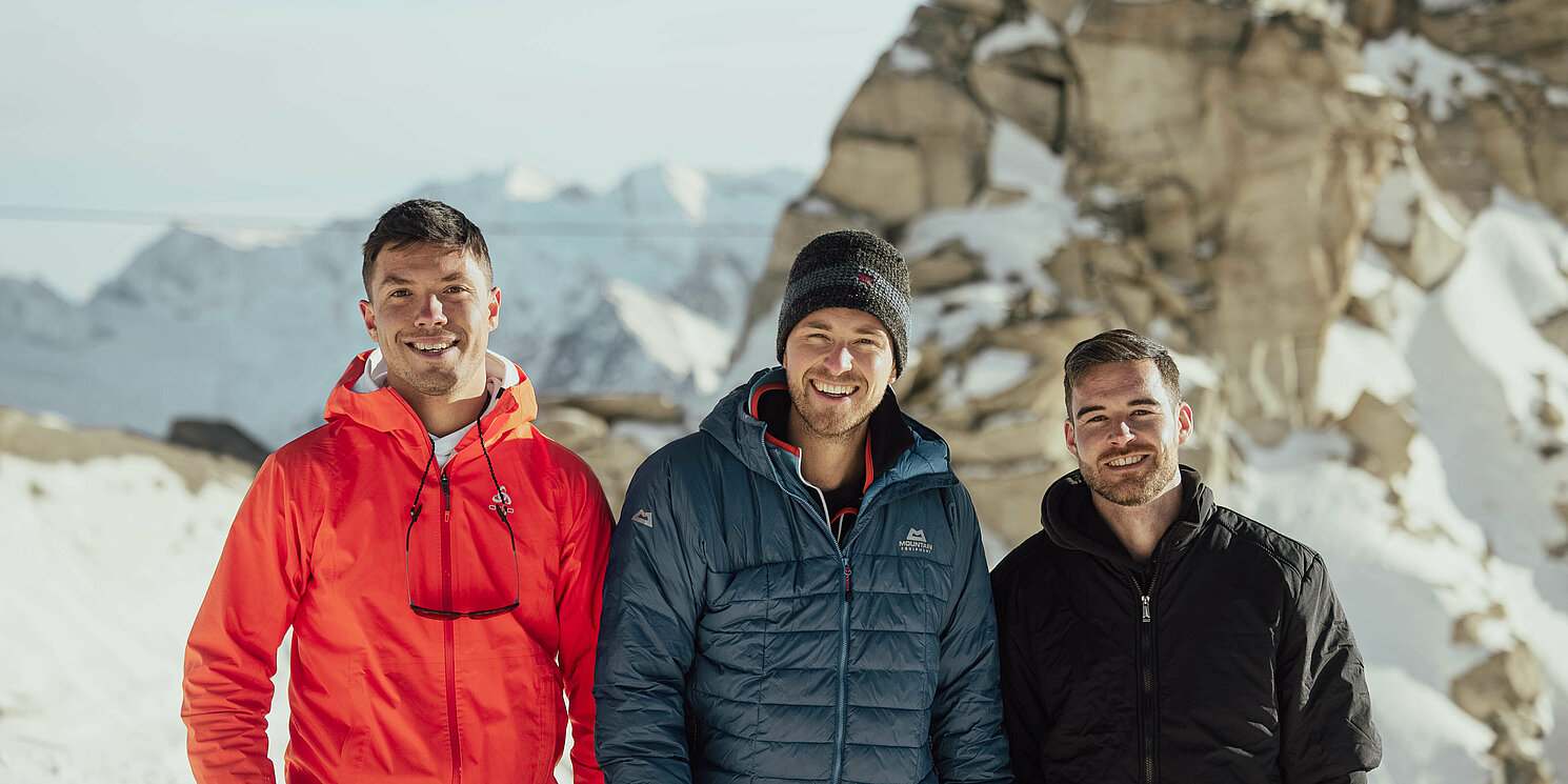 Drei Personen auf Berg mit Schnee