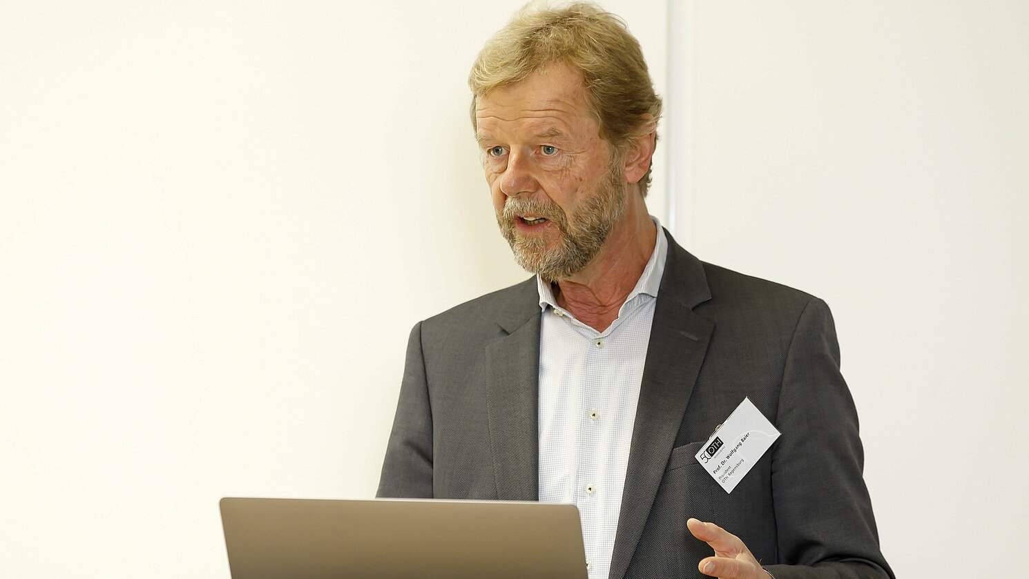 Präsident Prof. Dr. Wolfgang Baier stellte die Vortragsreihe „OTH Regensburg STADTnah“ vor.