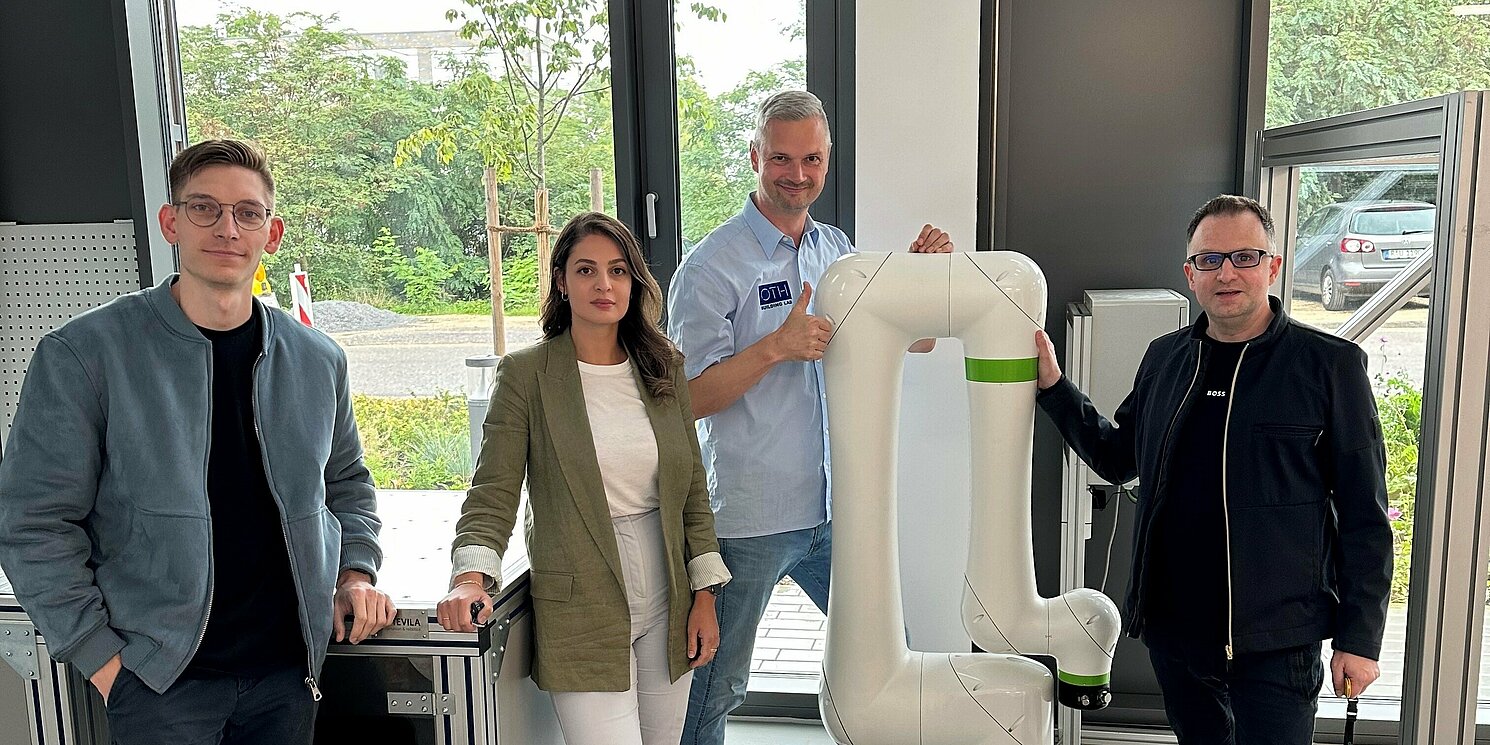 Das Team um Prof. Dr. Thomas Linner (rechts) arbeitet und forscht im Building Lab mit dem neuen FANUC-Roboter. Foto: OTH Regensburg