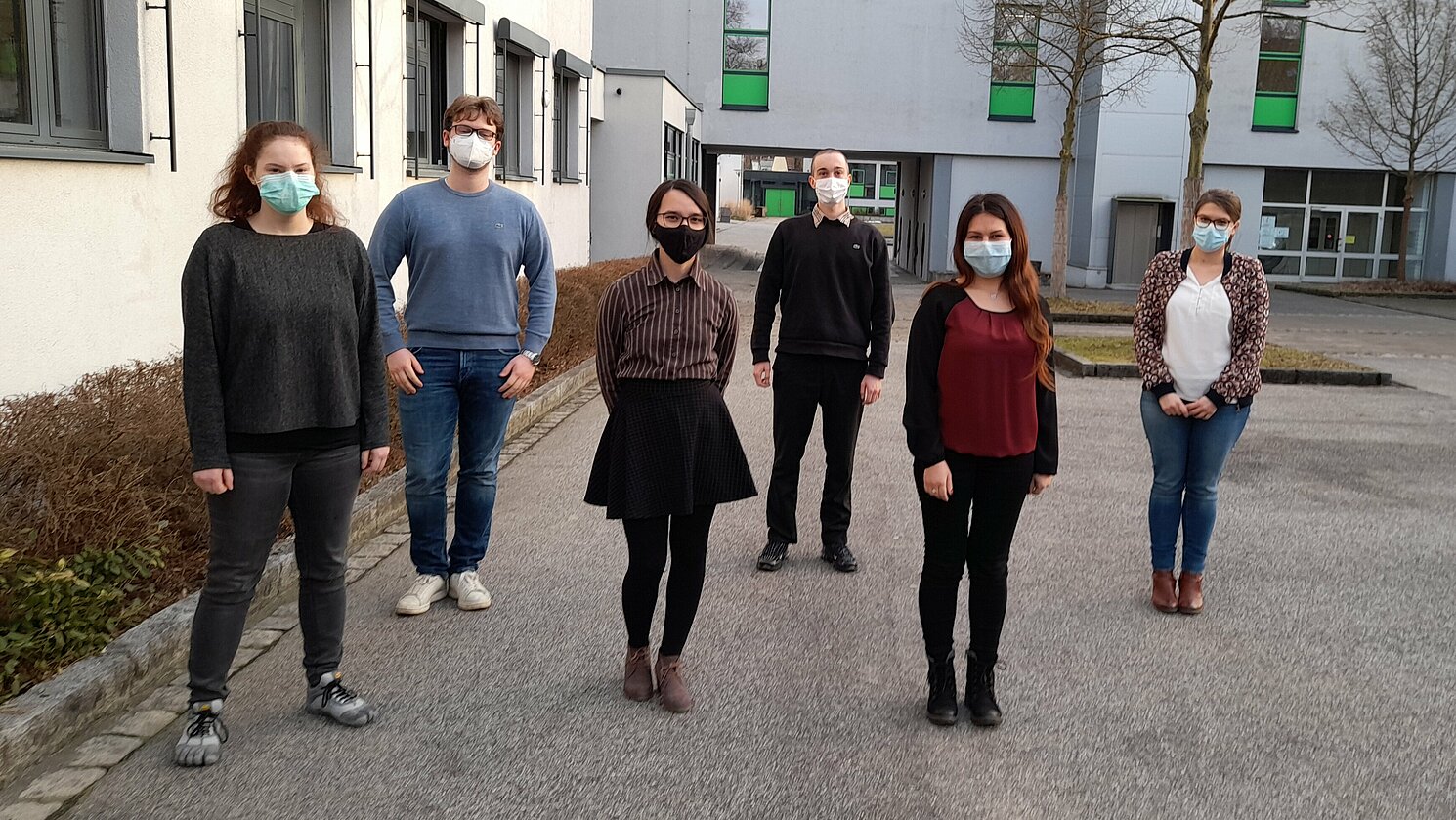 Die Schüler*innen der FOS/BOS Straubing und Seminarbetreuerin Verena Biermeier (rechts) freuen sich, dass die Seminarkooperation mit der OTH Regensburg auch 2021 dank hybrider Organisation möglich war.