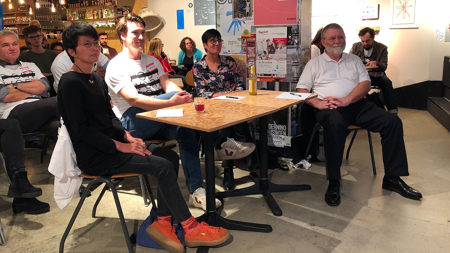 Die Jury setzte sich zusammen aus (von links): Prof. Dr. Rosan Chow, OTH Regensburg, Philipp Berr, Stadt Regensburg, Schriftstellerin Carola Kupfer und Stadtführer Joachim Buck. 
