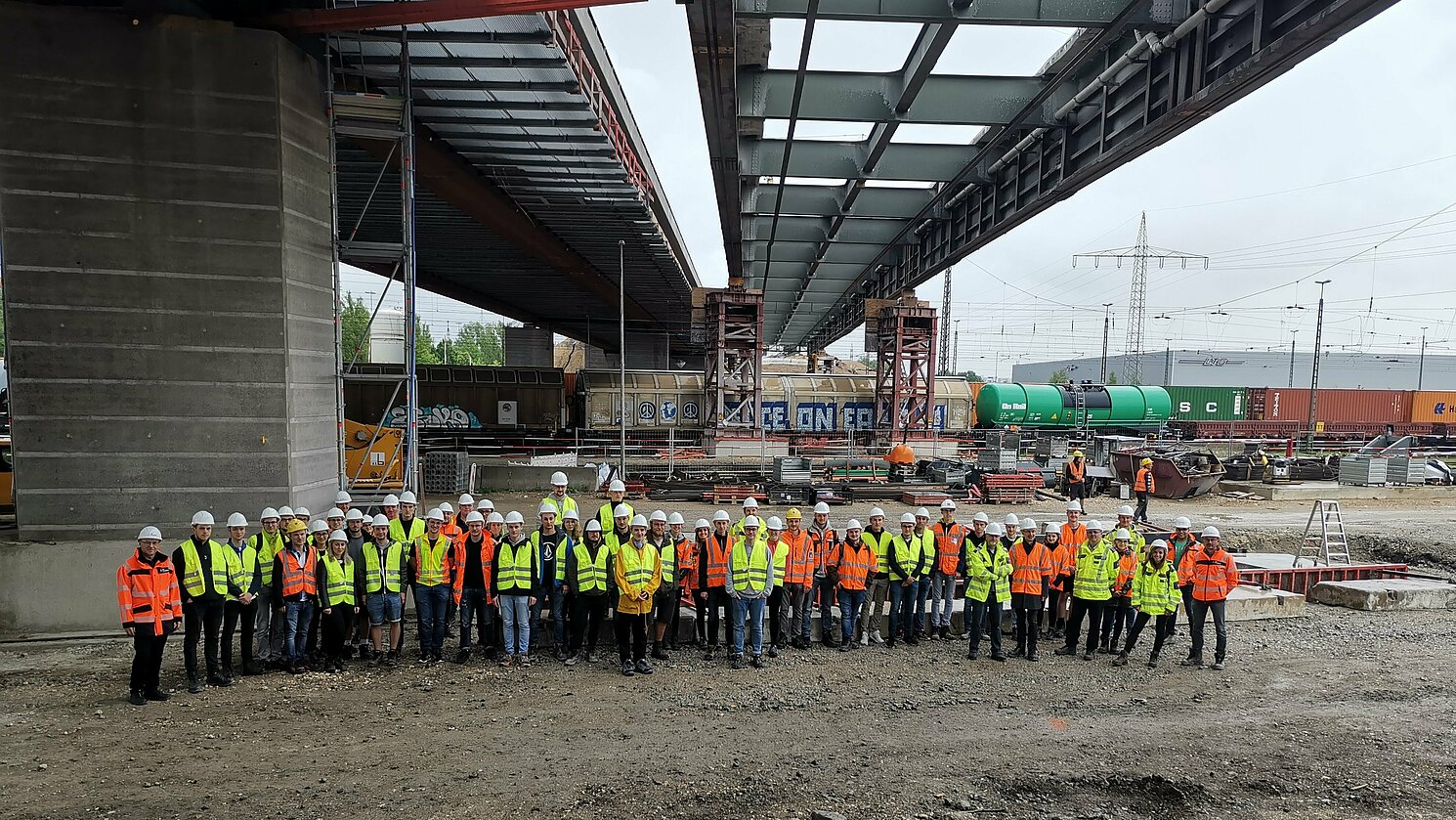 Gruppenbild unter der Bahnbrücke Burgweinting. Alle Fotos: Florian Bauer