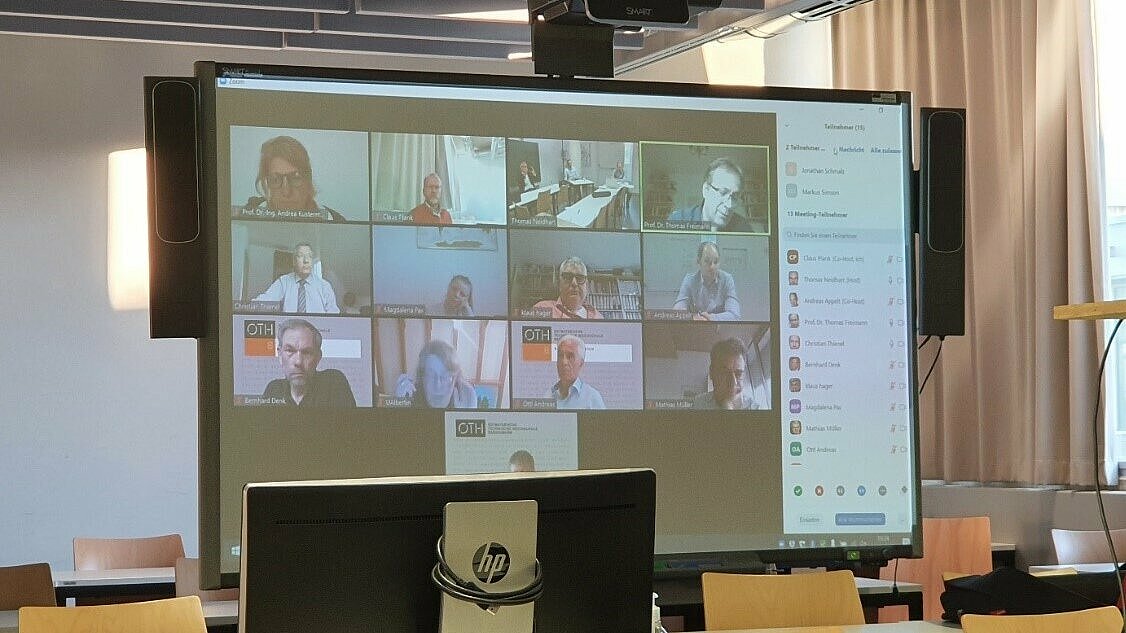 Berufungsverfahren an der OTH Regensburg in Zeiten von Corona: Weitere 14 Personen aus mehreren Bundesländern waren online über Videokonferenzschaltungen live in den Hörsaal zugeschaltet.