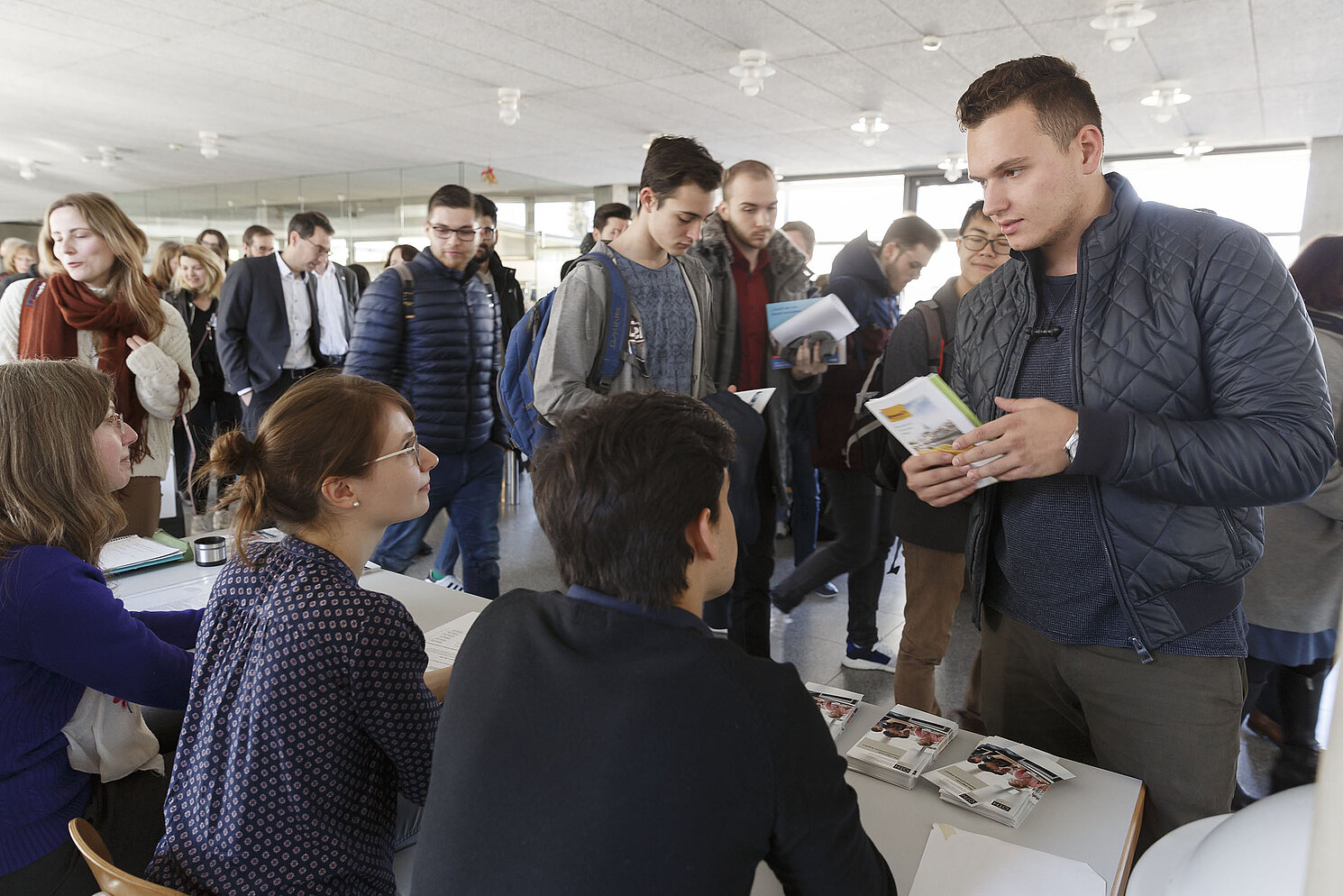 Die rund 600 neuen Studierenden an der OTH Regensburg konnten sich anlässlich der Erstsemesterbegrüßung zum Start in das Sommersemester 2018 über alle wichtigen Dinge rund ums Studium an Infoständen informieren. Fotos: OTH Regensburg / Florian Hammerich