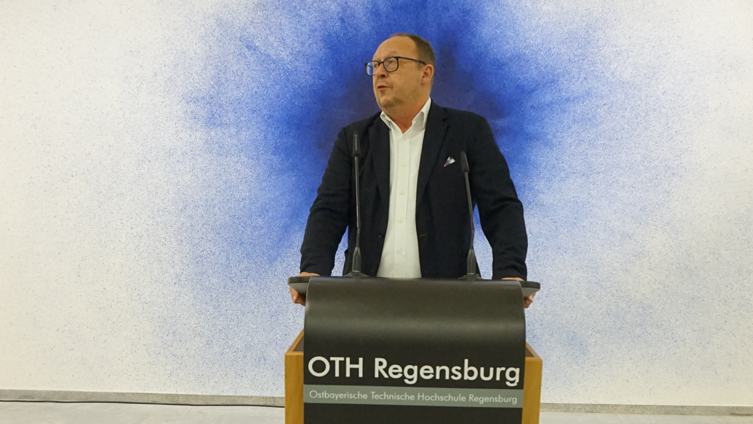 Dekan der Fakultät Angewandte Sozial- und Gesundheitwissenschaften, Prof. Dr. Wolfram Backert, sieht die Ausstellung als ein Angebot zur Diskussion und zum Austausch. 
