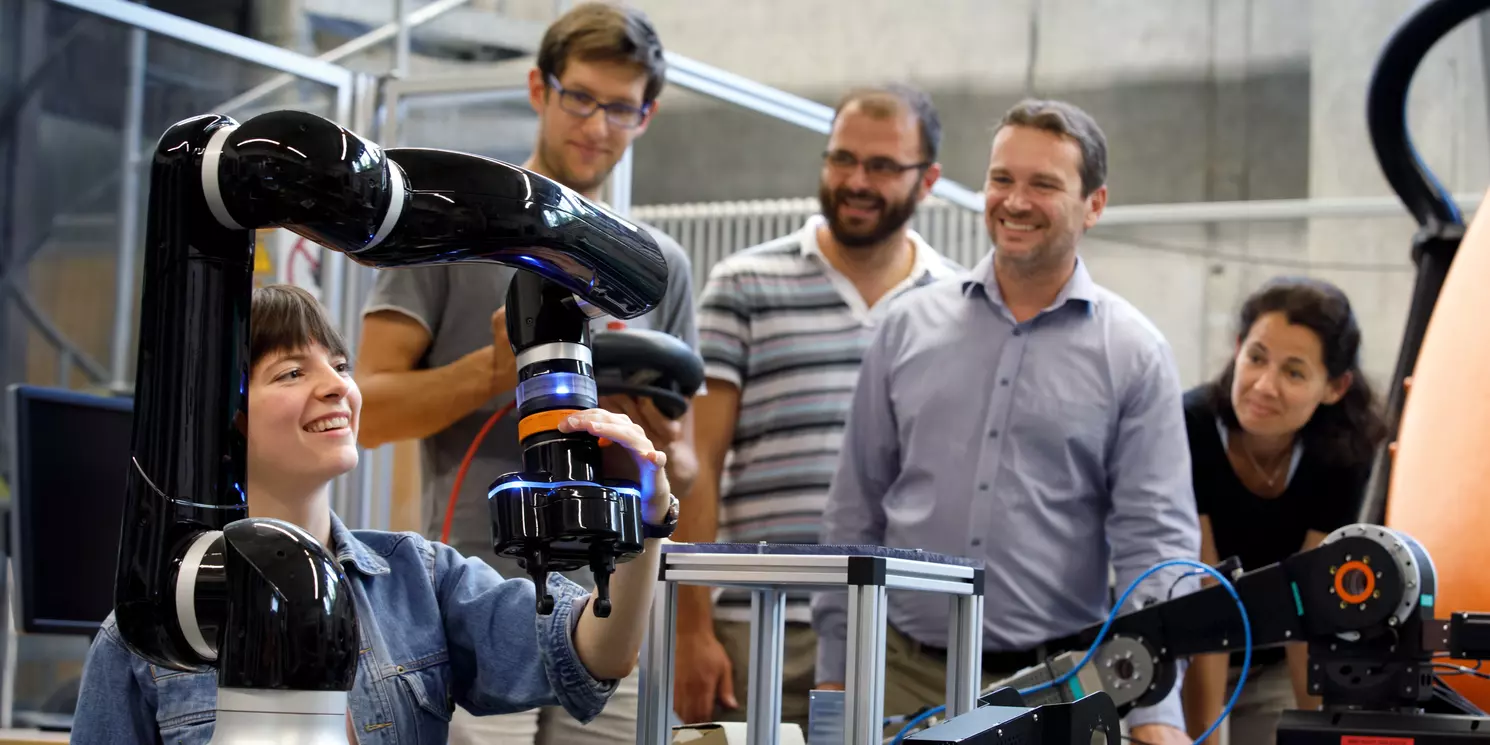 Module aus dem Bachelor Systemtechnik berufsbegleitend absolvieren Fünf Studierende arbeiten in einem Labor an technischen Geräten