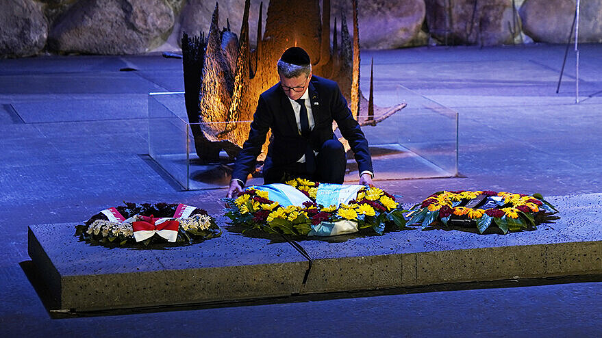 Staatsminister Bernd Sibler legt für die Bayerische Staatsregierung einen Kranz nieder in der Halle der Erinnerung.