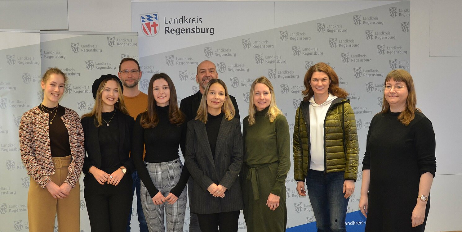 Auch das Themenfeld „Digitale Barrierefreiheit“ nahmen Studierende der OTH in den Blick. Die Ergebnisse präsentierten sie im Januar 2023. Im Bild (v.li.) Helena Feuerlein, Emina Babić, Klaus Schwankl (Landratsamt), Esther Urlinger, Markus Becker (Landratsamt), Kamilla Kibirov, Prof. Dr. Julia Hartmann, Landrätin Tanja Schweiger und Teresa Breininger (Landratsamt). Foto: Johannes Neuberger 