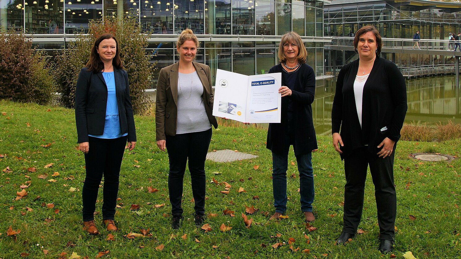 Bereits zum vierten Mal wird die OTH Regensburg mit dem Total E-Quality Prädikat für Chancengleichheit ausgezeichnet und erhält erneut das Zusatzprädikat Diversity für ihr vorbildliches Engagement für Vielfalt im Beruf. Von links: Dr. Xenia Justus, Sabine Hoffmann, Prof. Dr. Christine Süß-Gebhard und Katrin Liebl.