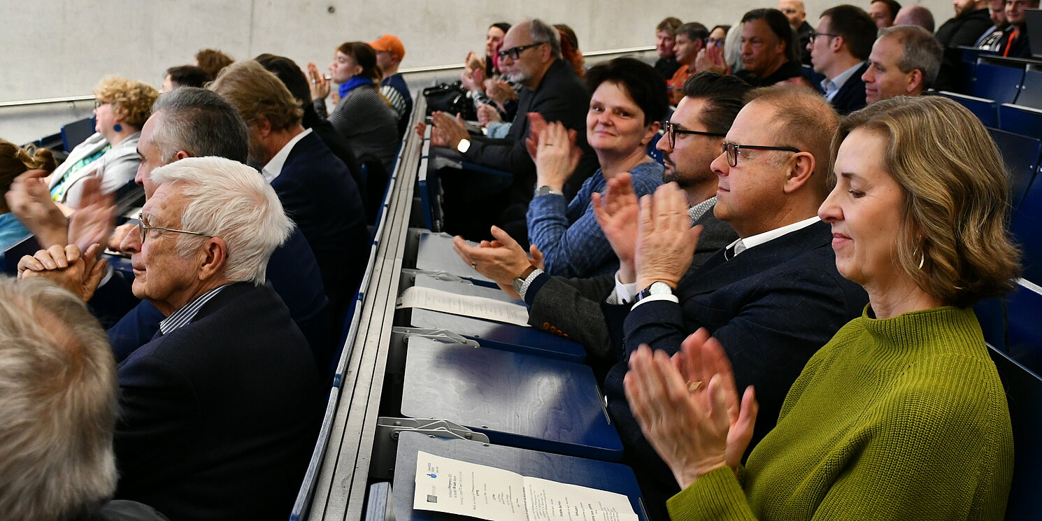 Die Gäste applaudierten den Preisträgerinnen und Preisträgern zu ihren hervorragenden wissenschaftlichen Arbeiten. Foto: OTH Regensburg/Simone Grebler