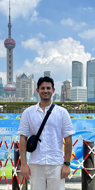 Sheheryar Jajja vor der Skyline von Shanghai