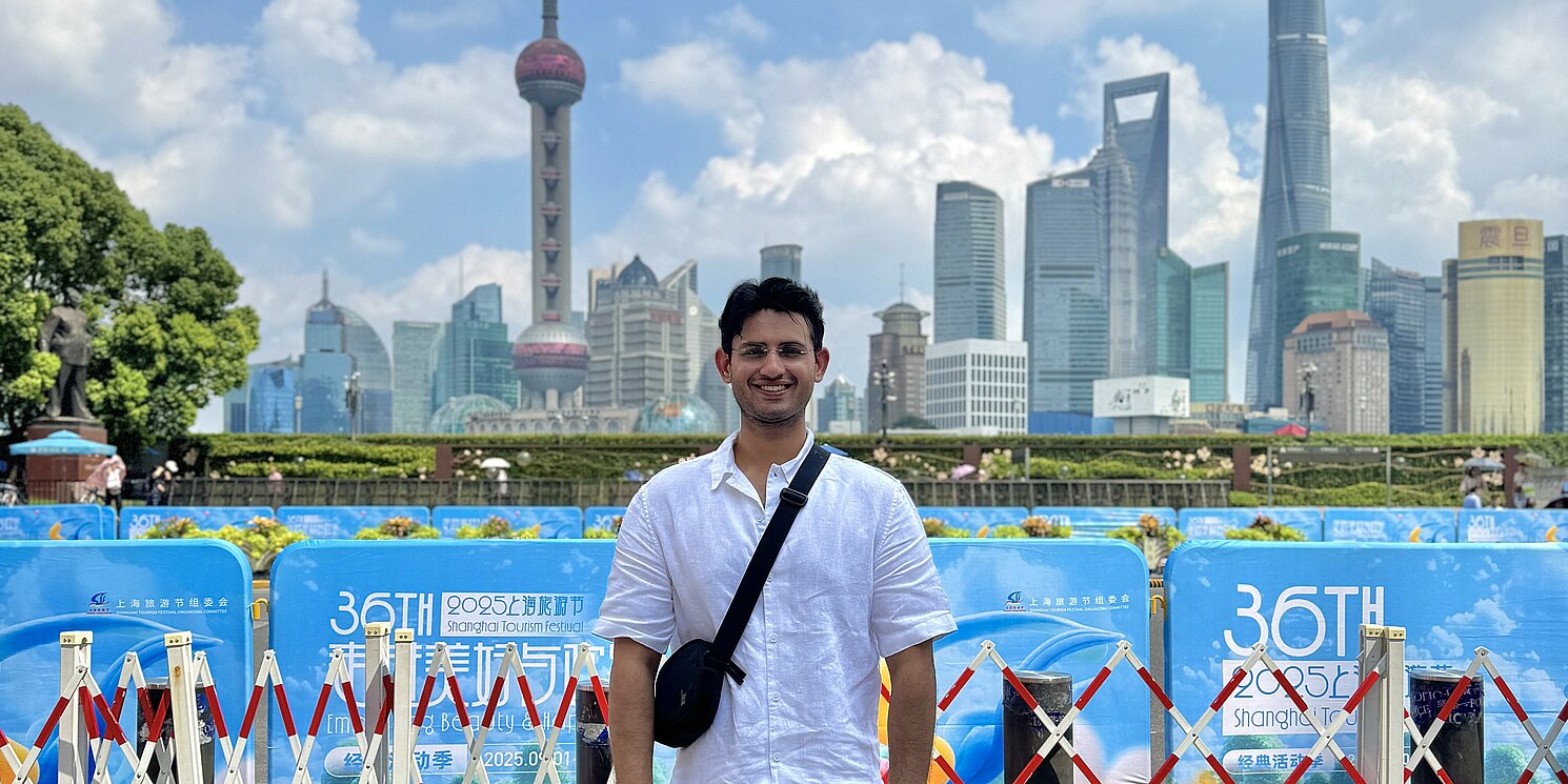 Foto: Sheheryar Jajja Sheheryar Jajja vor der Skyline von Shanghai