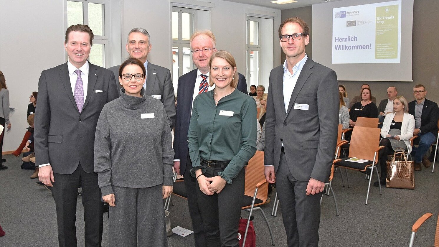 Von links, hintere Reihe: IHK-Hauptgeschäftsführer Dr. Jürgen Helmes, Prof. Dr. Thomas Falter, Prof. Dr. Ingo Strieping; vordere Reihe: Prof. Dr. Susanne Nonnast, Prof. Dr. Carina Braun und Prof. Dr. Ludwig Voußem.