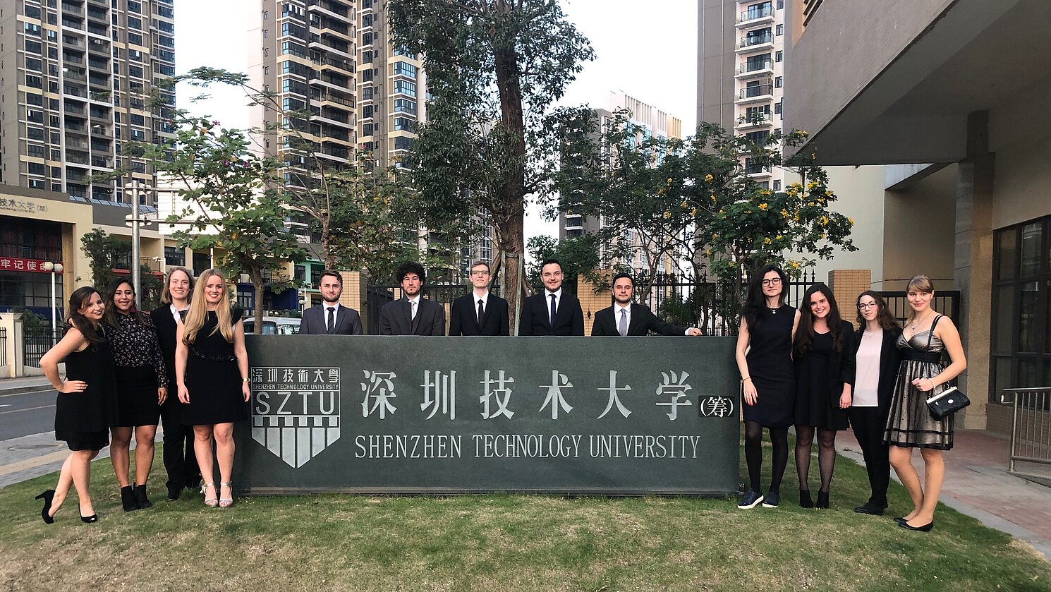 Die 13 Regensburger Masterstudierenden bei ihrer Exkursion im November 2018 am Campus der Shenzhen Technology University. 