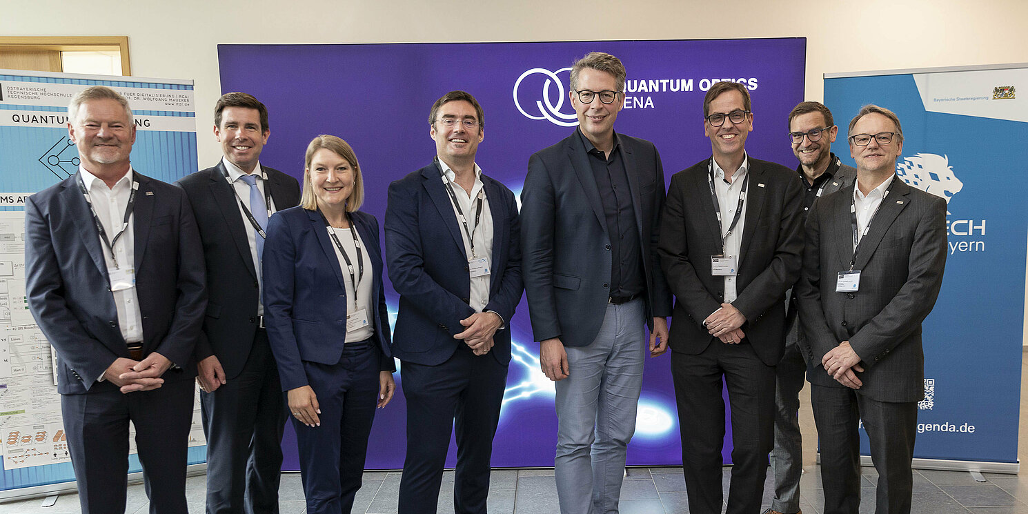 Gruppenfoto vor Aufsteller.