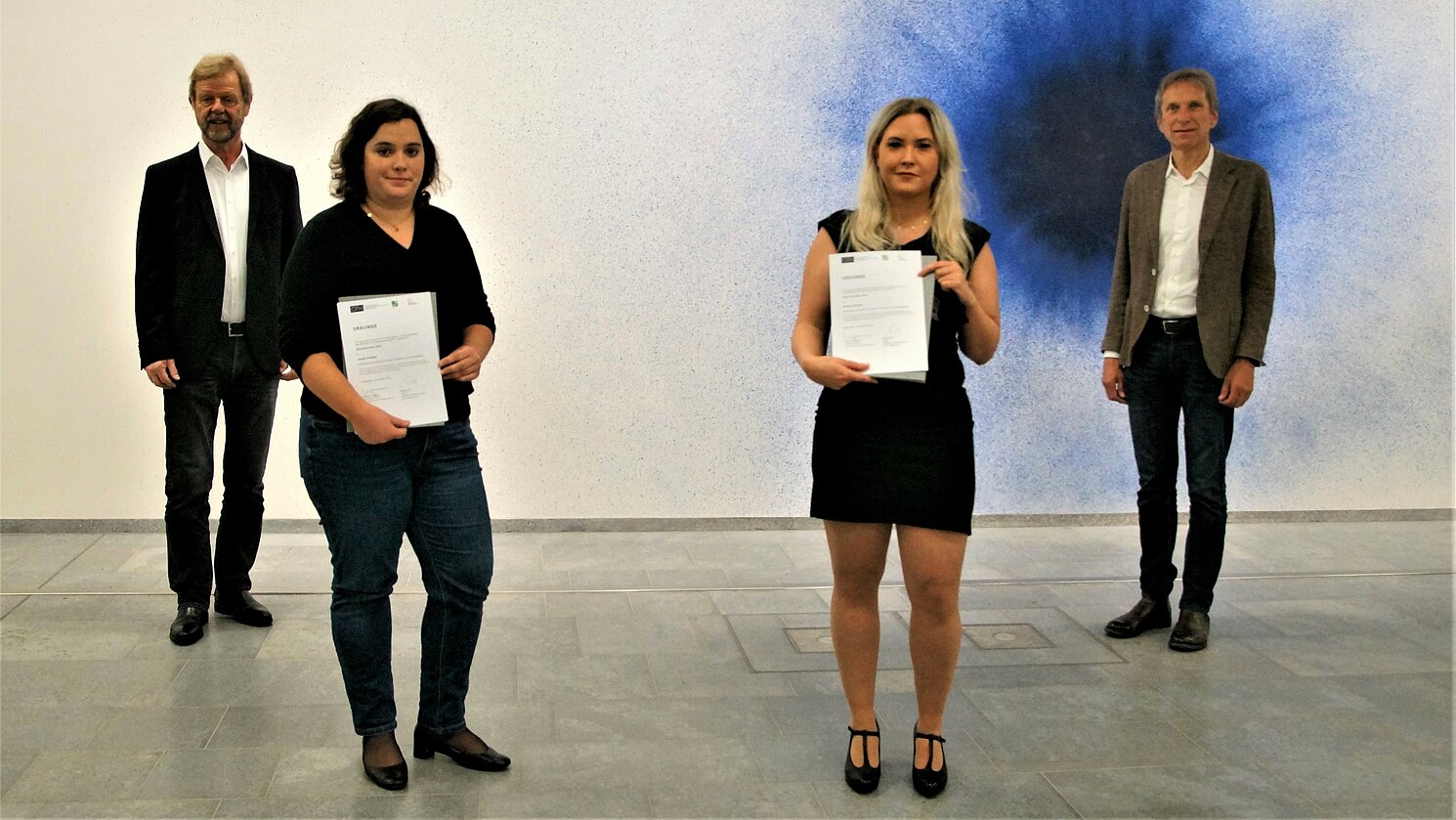 Die Preisträgerinnen des Diversity-Preises in der Kategorie „Studium mit Familienaufgaben“, Leonie Prebeck (2.v.l.) und Anette Schmidt (2.v.r.) mit Präsident Prof. Dr. Wolfgang Baier (links) und Eduard B. Wagner, Vorsitzender des Vereins der Freunde (rechts).