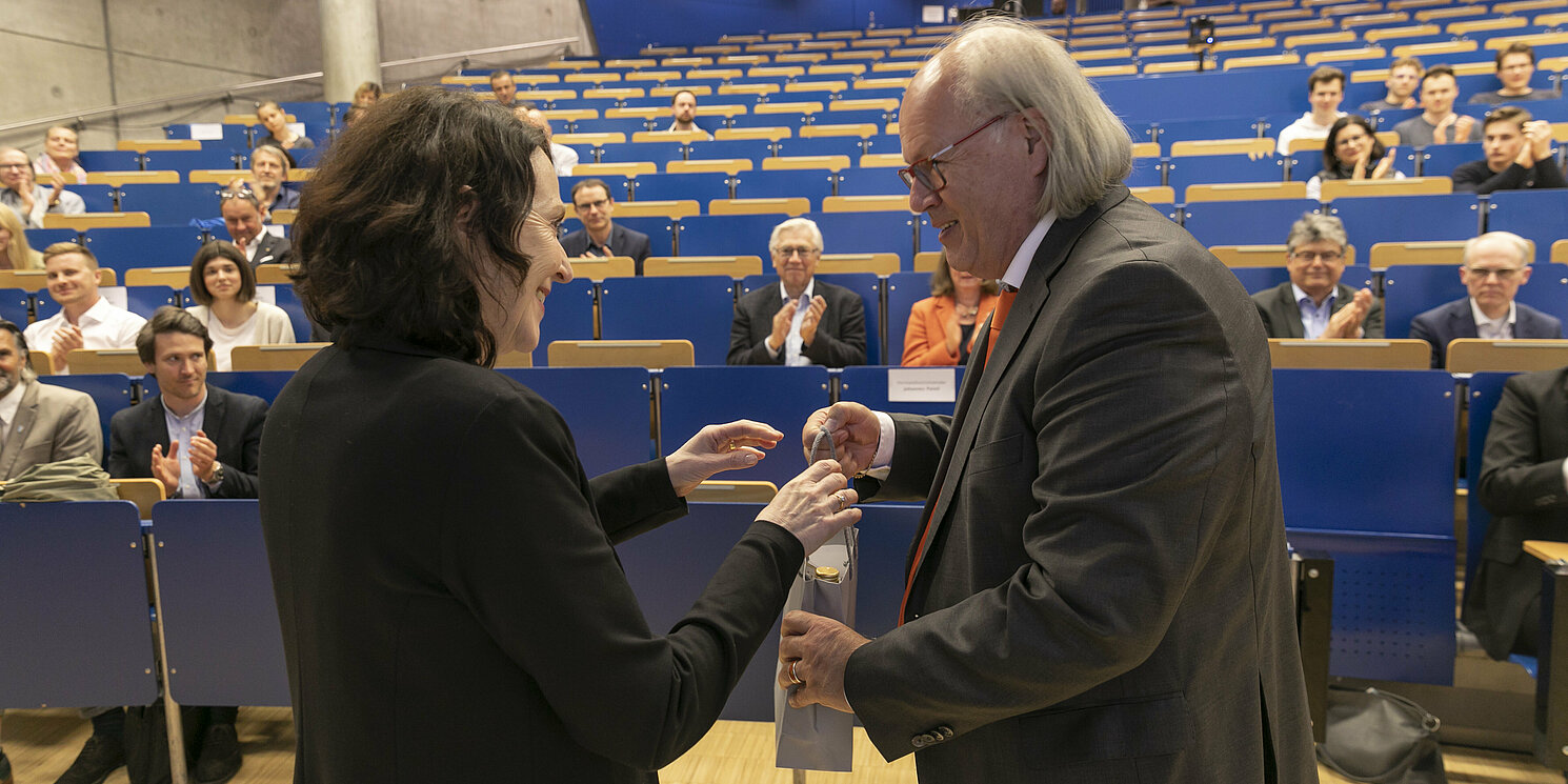 OTH-Vizepräsidentin Klaudia Winkler überreichte dem scheidenden Vorstandvorsitzenden Johannes Paintl ein Abschieds-Präsent. Foto: Florian Hammerich/OTH Regensburg