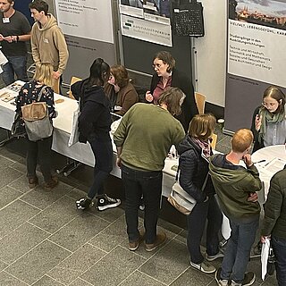 Rund 100 Interessierte nutzten den Weiterbildungstag, um sich an den Ständen der OTH Regensburg über das berufsbegleitende Studium zu informieren. Foto: Anne Rosenberger/OTH Regensburg