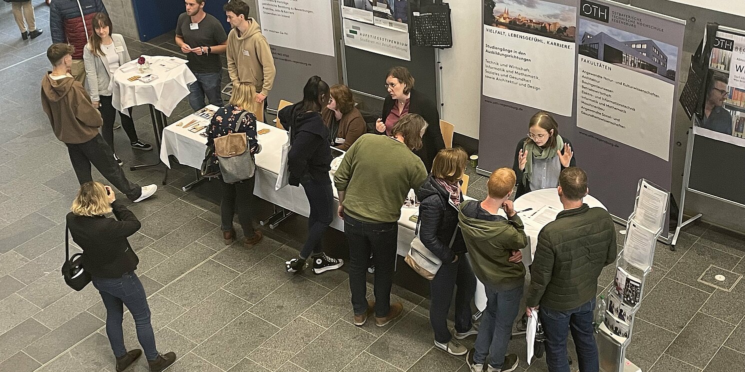 Rund 100 Interessierte nutzten den Weiterbildungstag, um sich an den Ständen der OTH Regensburg über das berufsbegleitende Studium zu informieren. Foto: Anne Rosenberger/OTH Regensburg