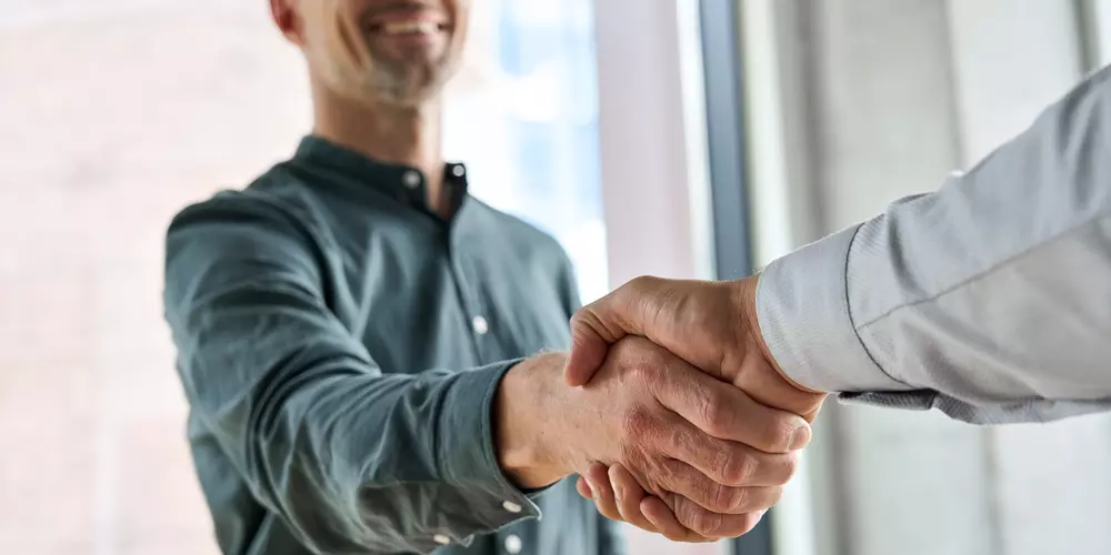 zwei Männer geben sich die Hand