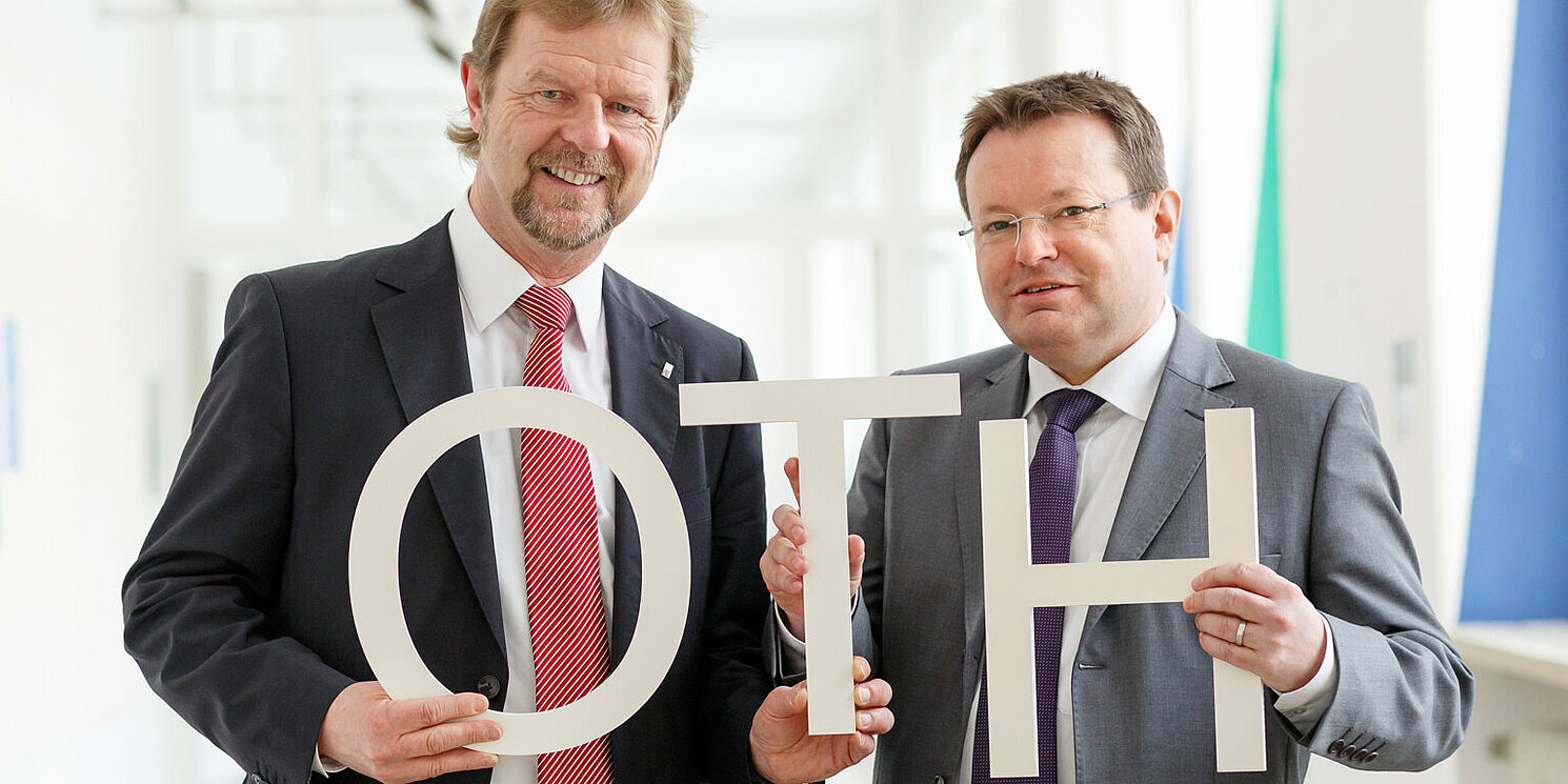 Auf dem Bild von 2013 sind die damaligen Präsidenten Wolfgang Baier und Erich Bauer zu sehen. Lächelnd halten sie die drei Buchstaben O, T und H in die Kamera.
