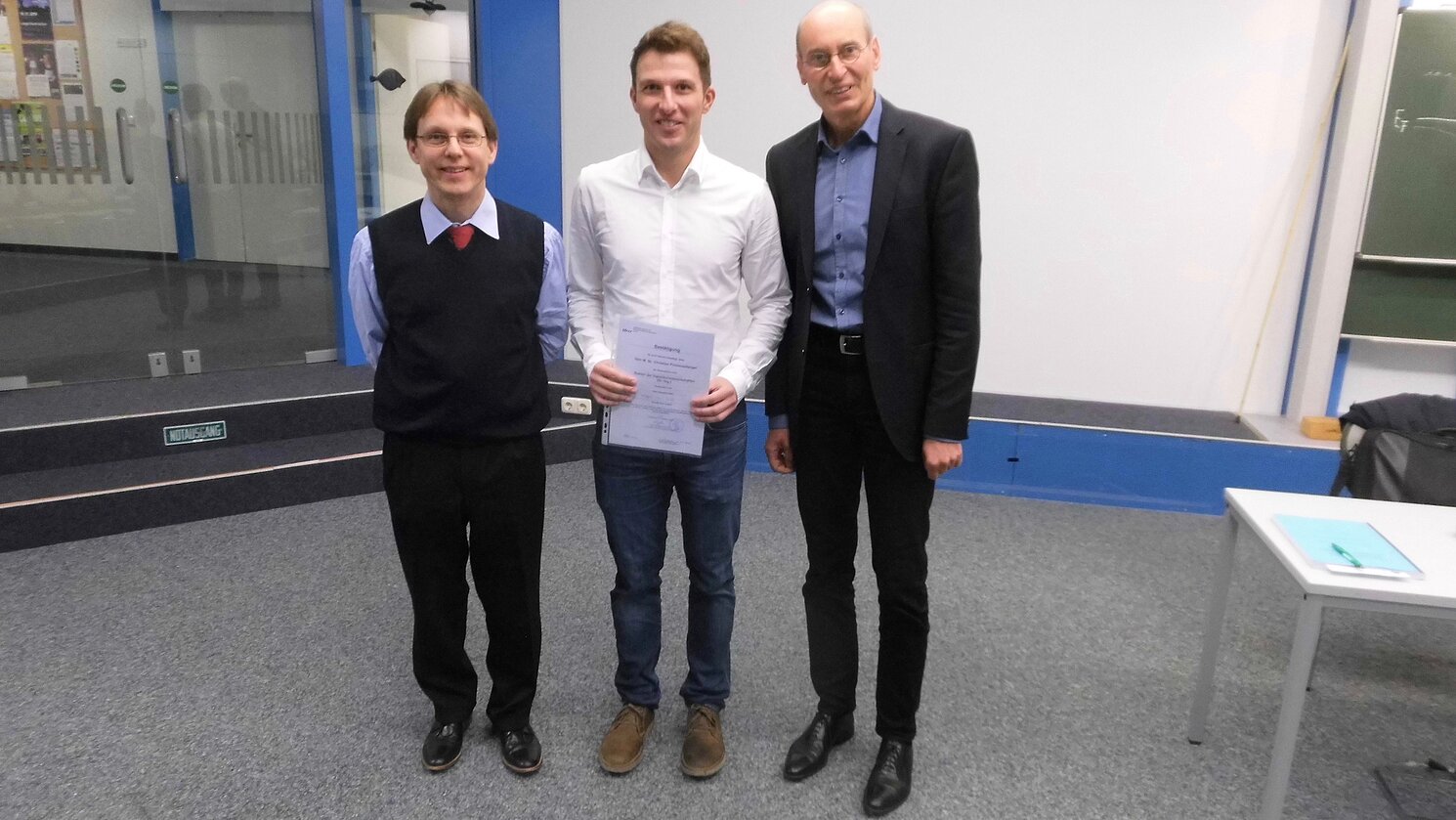 Von links: Prof. Dr. Rupert Schreiner (OTH Regensburg), Promovend Christian Prommesberger und Prof. Dr. Franz Faupel (Christian-Albrechts-Universität zu Kiel) nach der erfolgreichen Verteidigung. 