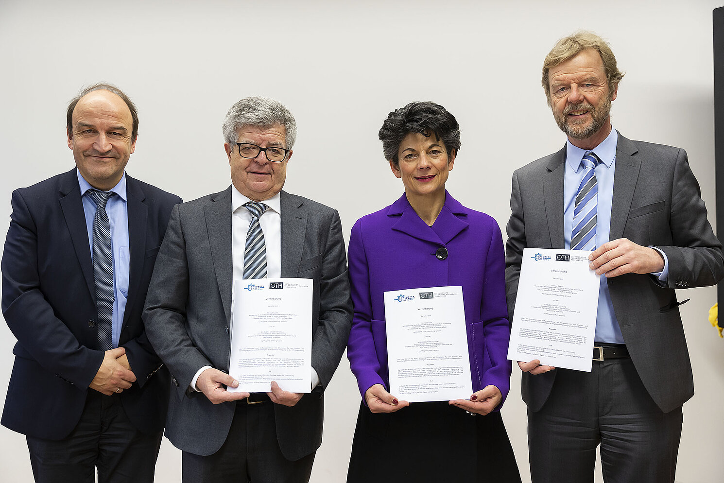 Vertragsunterzeichnung (von links): Prof. Dr. Ulrich Briem, Richard Scheubeck, Susanne Scheubeck und Präsident Prof. Dr. Wolfgang Baier. Foto: OTH Regensburg / Florian Hammerich Vertragsunterzeichnung (von links): Prof. Dr. Ulrich Briem, Richard Scheubeck, Susanne Scheubeck und Präsident Prof. Dr. Wolfgang Baier. Foto: OTH Regensburg / Florian Hammerich