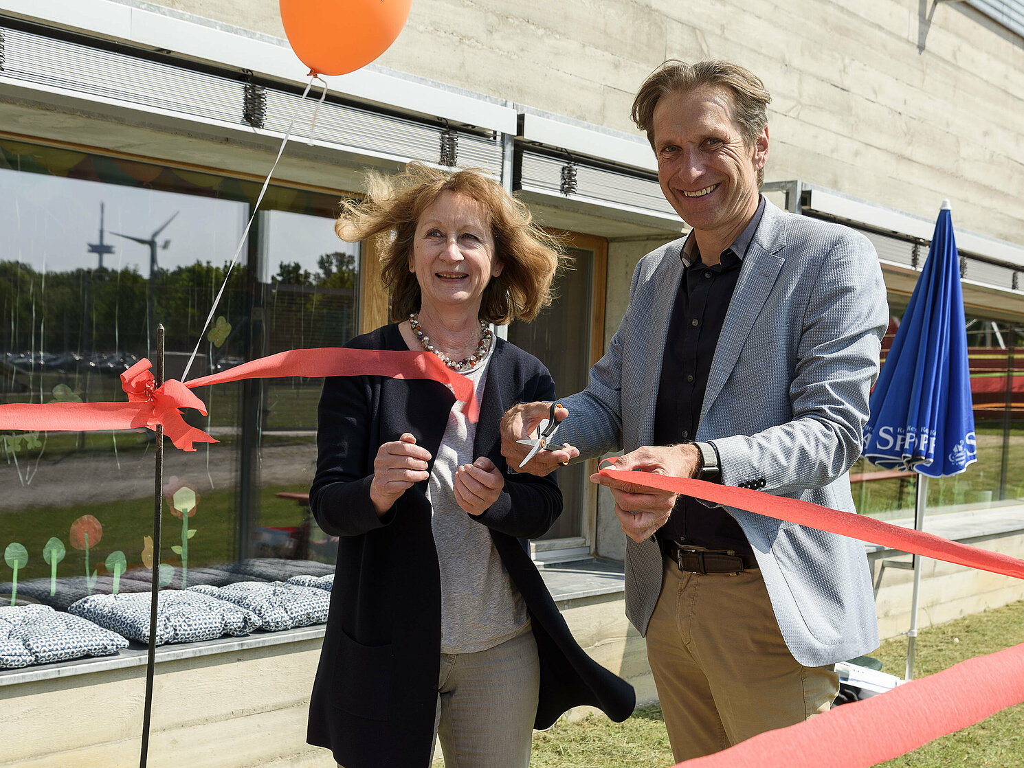 Eröffnung des neuen Sandkastens durch Prof. Dr. Christine Süß-Gebhard, Frauenbeauftragte der OTH Regensburg, und Eduard B. Wagner, Vorstandsvorsitzender Verein der Freunde der OTH Regensburg e.V. 