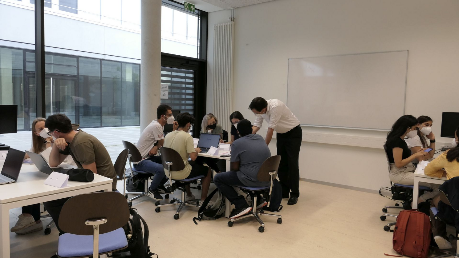 Internationale Lehre in Aktion: Arbeit in kulturell gemischten Teams im Rahmen des Kurses (Bildmitte, stehend: Prof. Westner)